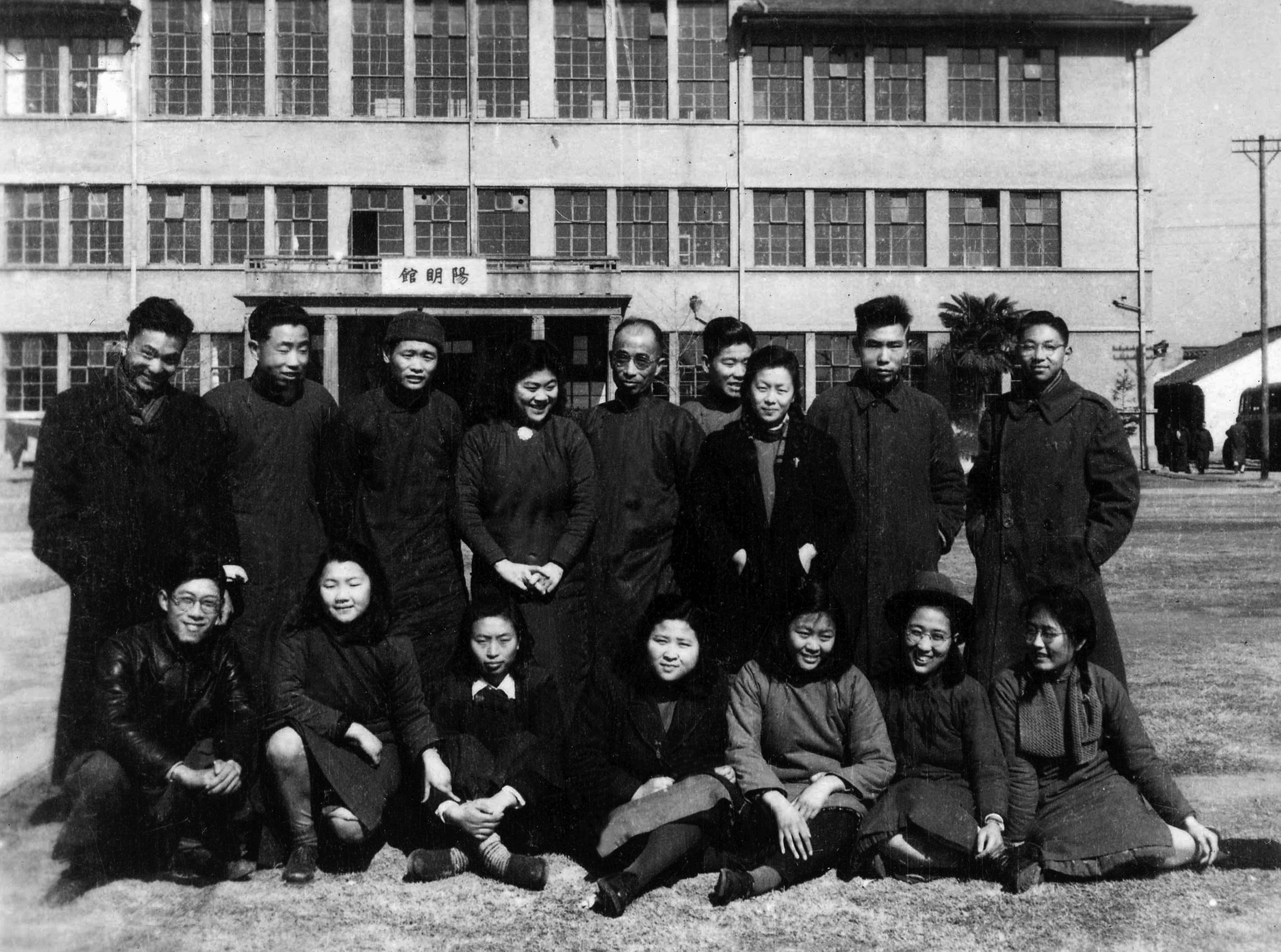 1949年1月，浙大理学院药学系师生合影，池志强后左一