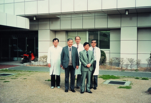 1987年，池志强（左二）出访日本大阪大学