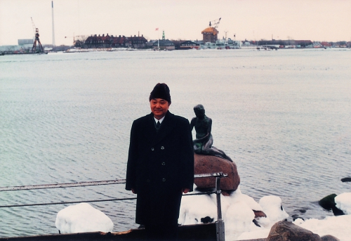 1985年，池志强访问丹麦在美人鱼像前留影