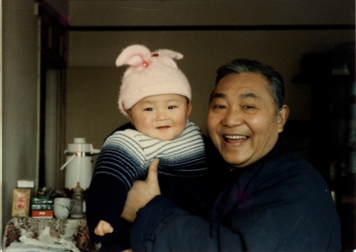 1985年，池志强（右）与孙子合影