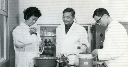 1982年，徐衍、池志强（中）、金文桥在合成室