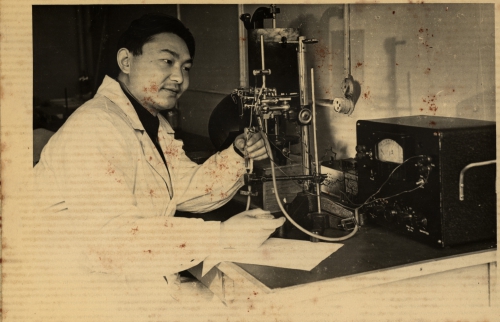 1958年，池志强于苏联留学期间在实验室做实验