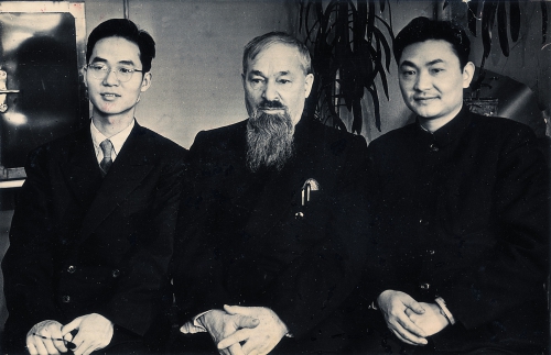 1957年，池志强（右）在列宁格拉与导师卡拉西克（中）、秦伯益（左）一起合影