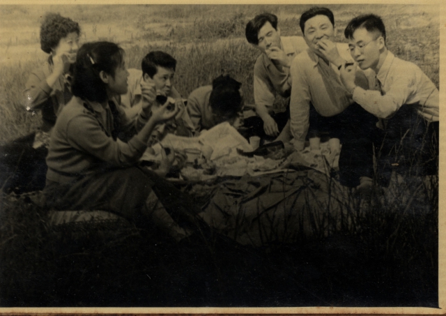 1956年，池志强（右二）在北京俄语学院学习期间和同学野餐