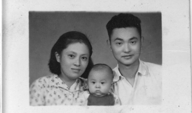 1955年8月31日，池志强一家三口于儿子百天在上海留念