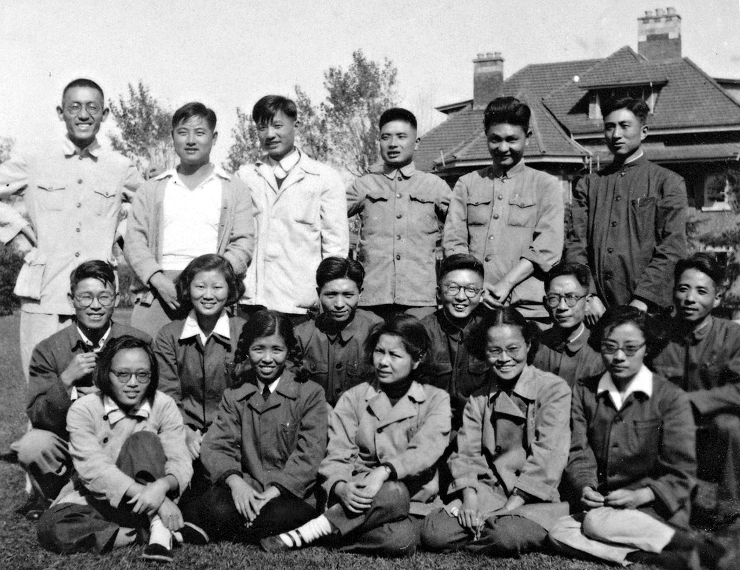 1953年10月，药理组全体同志第一次合影，拍摄于上海市岳阳路320号