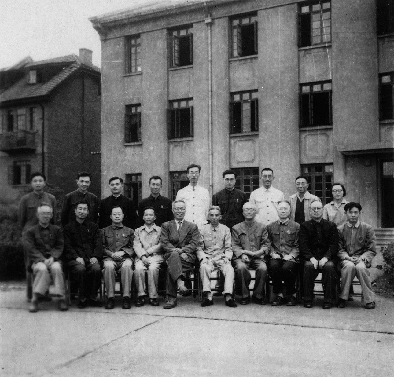 1962年，上海药物所学术委员会成立（丁光生，第二排右二）