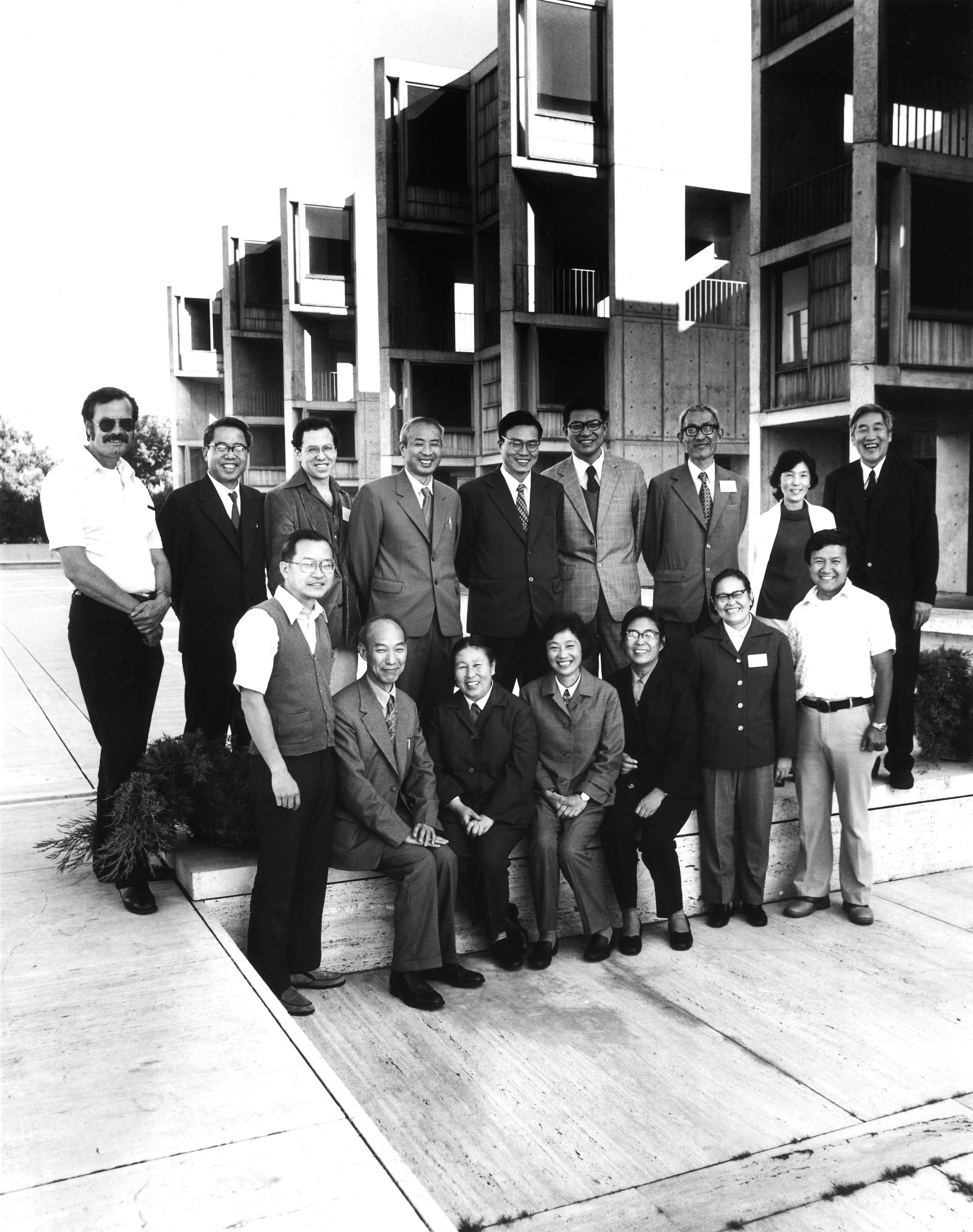 1979年11月15日，丁光生（第二排右三）在美国加州San Diego市Salk研究所