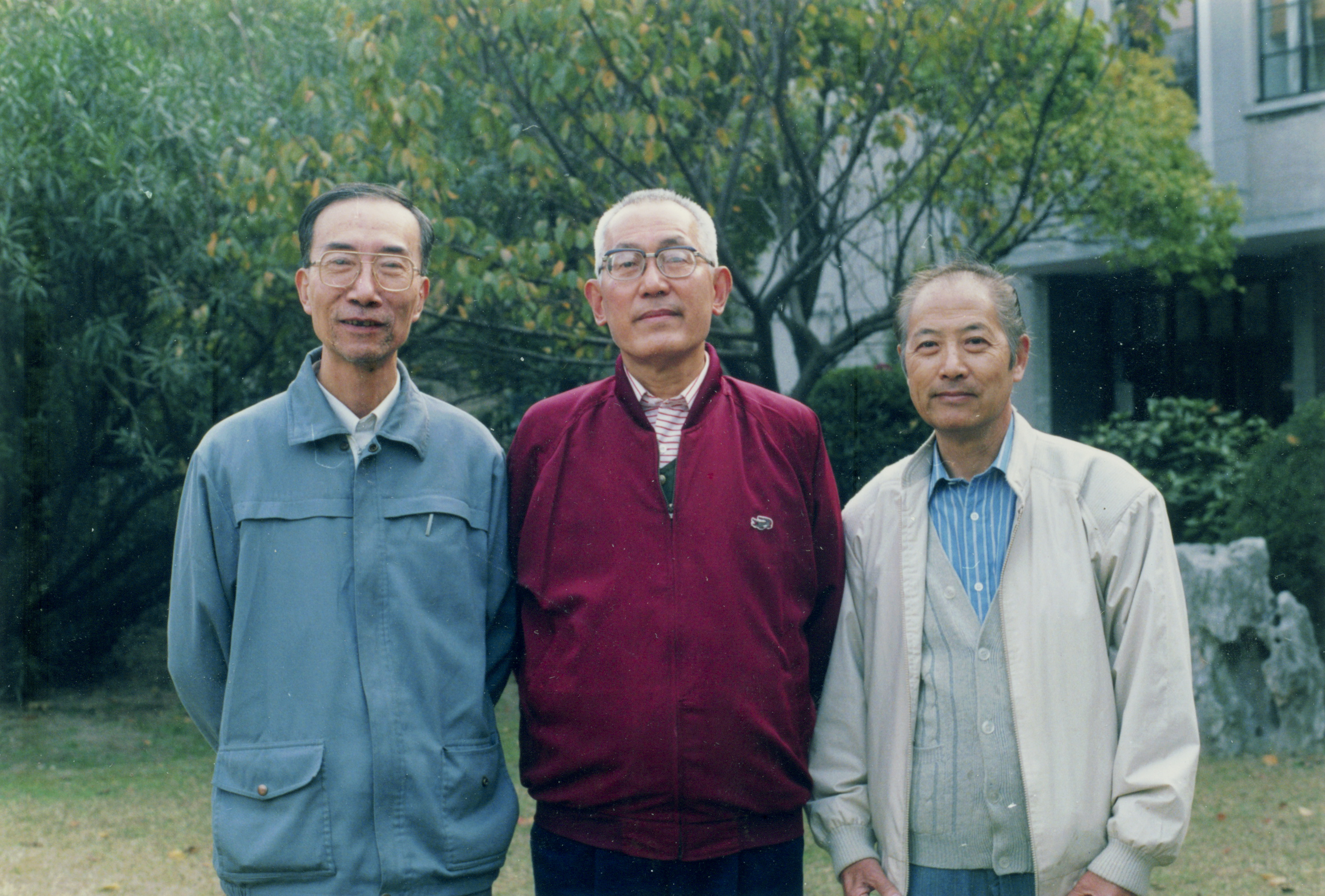 1991年，二巯丁二钠、二巯丁二酸三位主要研究人员合影（左起：谢毓元、丁光生、梁猷毅）