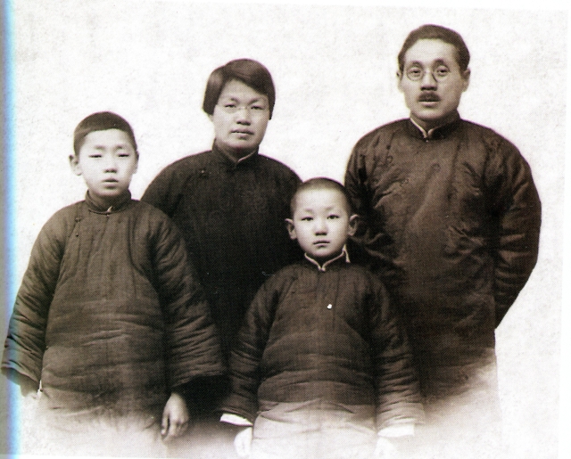 1929年3月2日，丁光生（第一排右）和父亲丁绪贤、母亲陈淑、哥哥丁普生在苏州合影
