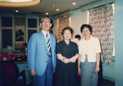 1992年7年月4日，丁光生（左）、谢丽娟（副市长，中）与顾芝萍（右）在上海市会议中心庆贺上海药物所60周年活动上合影