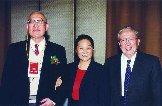 1998年10月20日，丁光生（左）与吴阶平院士（右）及其夫人高睿(中）在北京人民大会堂