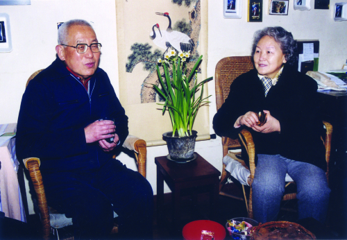 2001年1月24日(大年初一)，九三学社上海分社主任委员谢丽娟（右）前往到丁光生家探望丁光生（左）