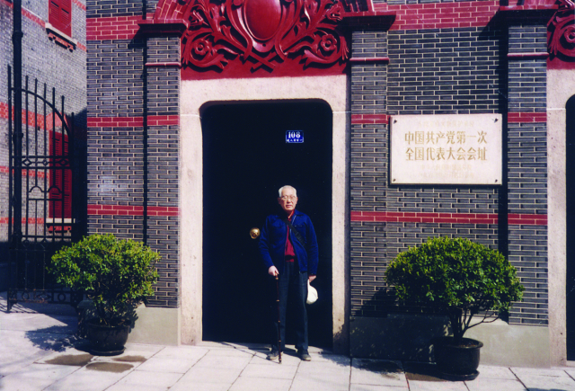 2001年3月31日，丁光生在上海市兴业路108号中国共产党第一次全国代表大会会址
