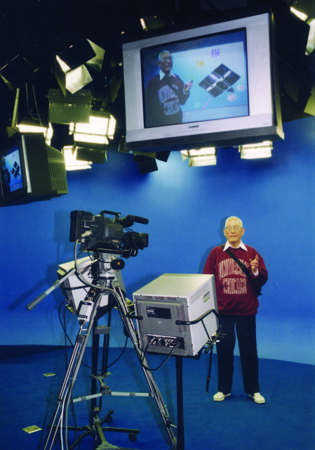 2001年11月23日，丁光生在上海市科技馆客串节目主持人