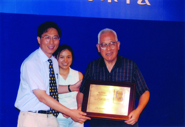 2005年7月18日，上海药物所所长陈凯先院士（左）为丁光生（右）颁发研究所“终身成就奖”