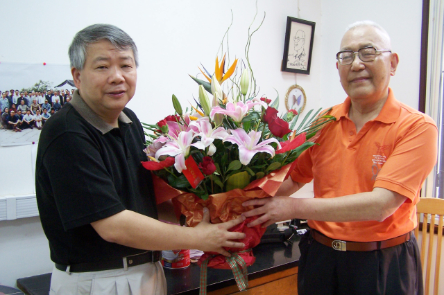 2004年4月15日，上海药物所副所长的丁健院士（左）代表领导班子探望丁光生（右）
