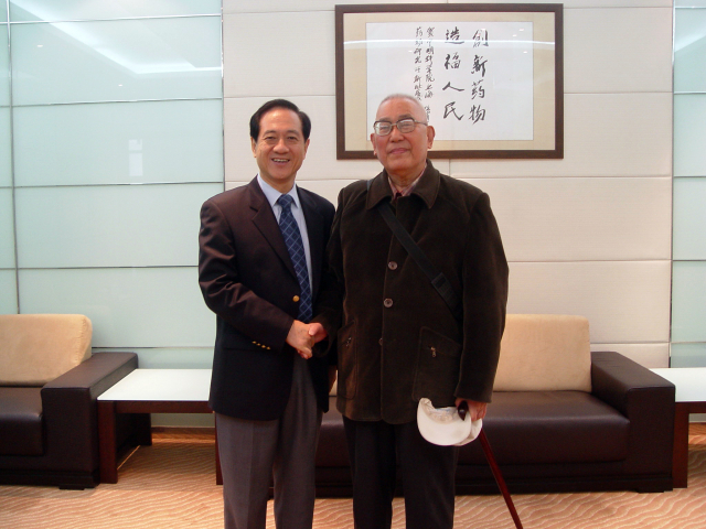 2005年11月21日，全国人民代表大会副委员长韩启德（左）到上海药物所视察时与丁光生（右）合影