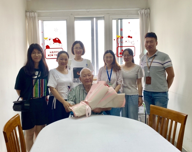 2019年7月24日，丁光生（第一排）与上海药物所“药文轶事留声机”活动人员合影