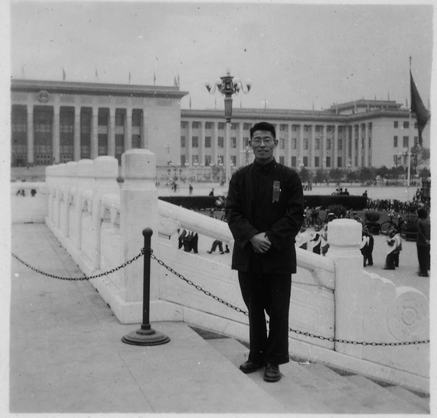 1959年10月1日，金国章出席国庆10周年为上海观礼代表团（科技界）成员，出席北京庆贺活动，在北京天安门广场留念