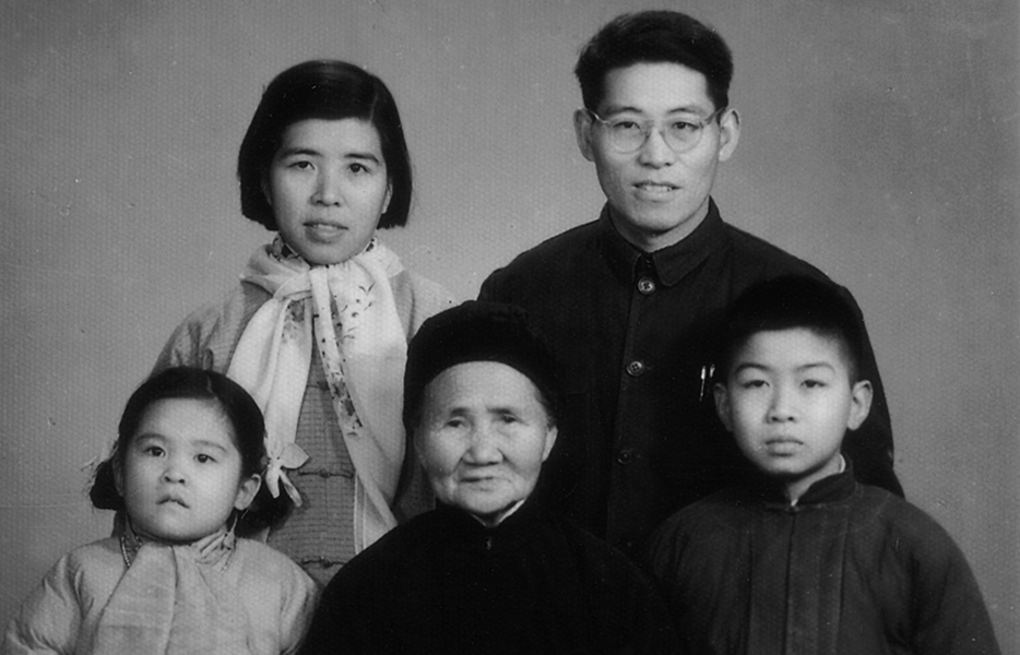 1961年元旦，金国章夫妇与儿子、女儿、岳母合影