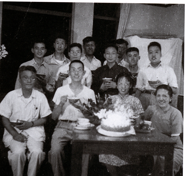 1962年，参加同事生日（药物所三生有幸高怡生、丁光生、蔡润生也在其中）