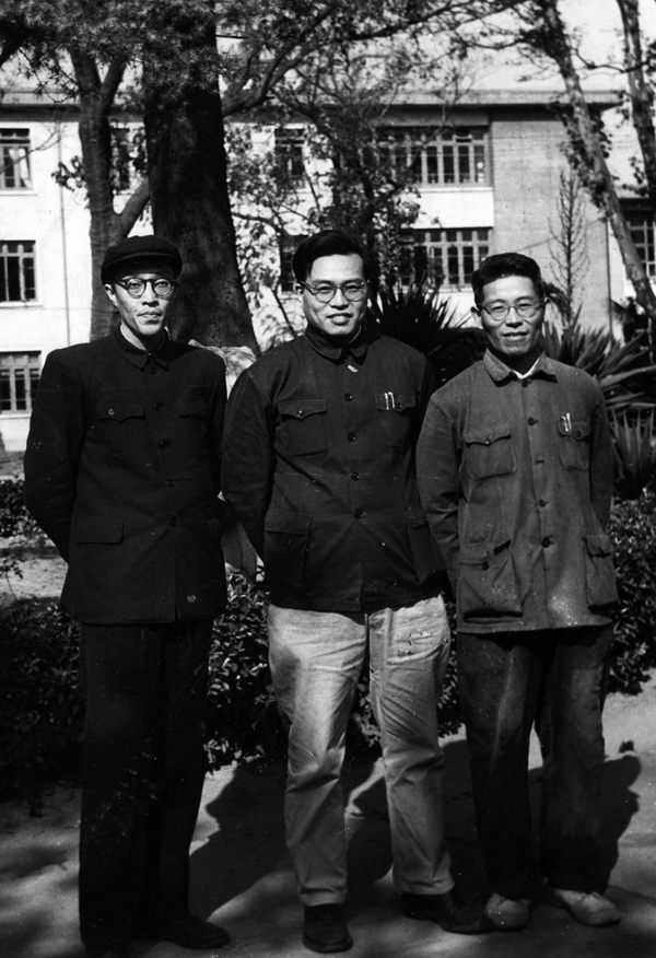 1964年，金国章与胥彬等教授合影，胥彬（中）、金国章与徐甫本（左）教授合影