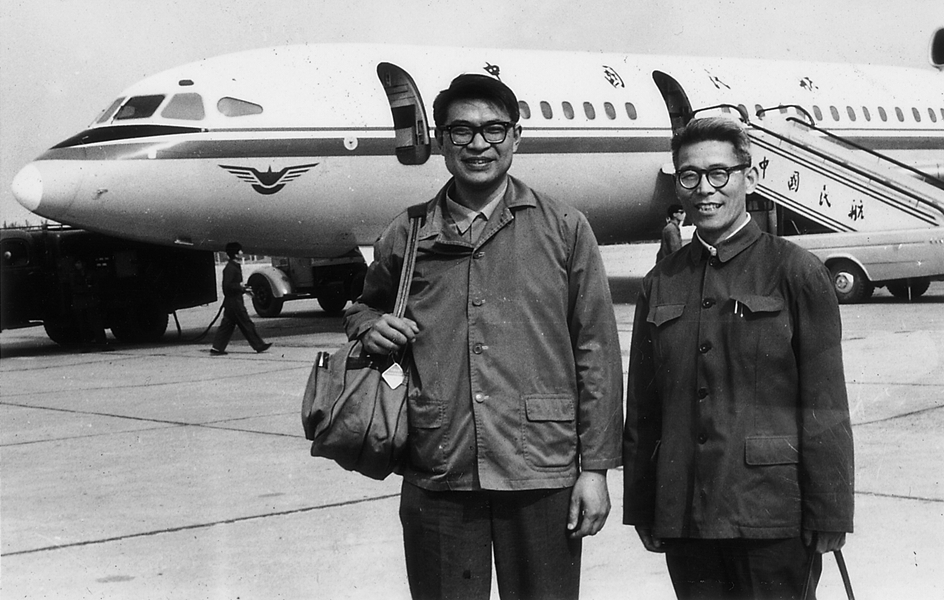 1975年，与邹冈院士参加国际针麻会议，在上海机场合影