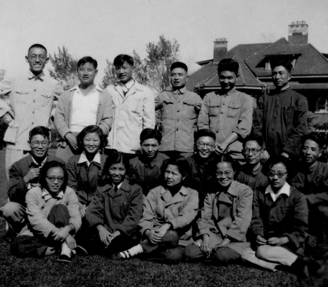 1953年9月，金国章在丁光生教授创建的药理组全体同志第一次合影