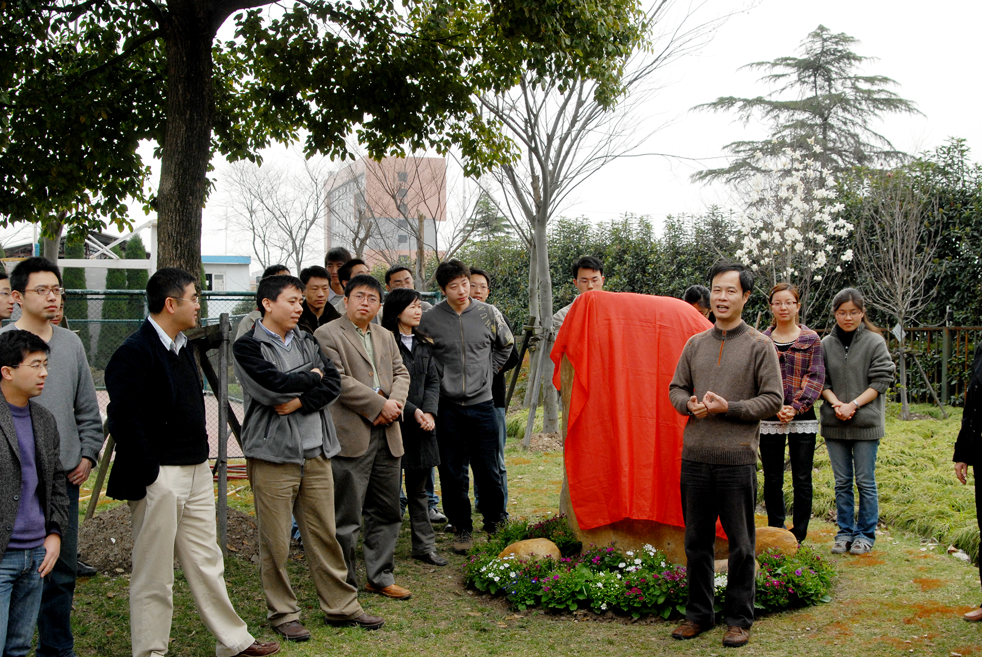 2009年3月18日，蒋华良为研究生“玉兰芬芳”石碑揭幕 (2)