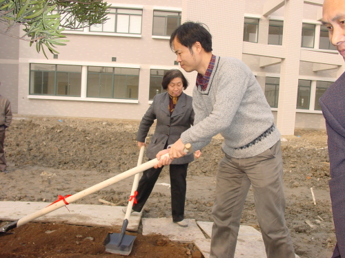 2002年12月17日，蒋华良在祖冲之路新园区种植罗汉松