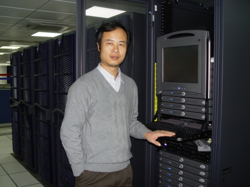 2005年12月9日，蒋华良在上海药物研究所药物发现与设计中心的机房（集群计算机系统）