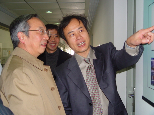 2006年3月10日，蒋华良讲解展板-新药研究国家重点实验室现场评估