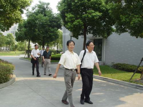 2007年7月25日，蒋华良接待李家洋副院长一行参观药物所