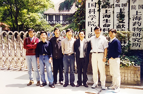 2002年王逸平（右三）课题组在上海市徐汇区岳阳路319号大门口合影