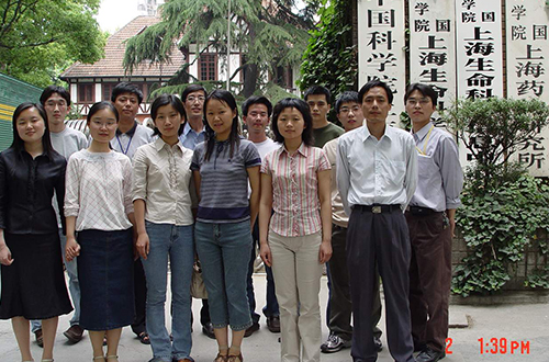 2003年上海药物所东迁张江时，王逸平（第一排右一）课题组在离开老所时合影