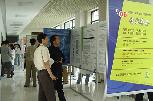 2006年10月19日，王逸平研究员（浅色上装）与沈敬山研究员（深色上装）在上海药物所2006’学术年会活动中观看墙报论文展