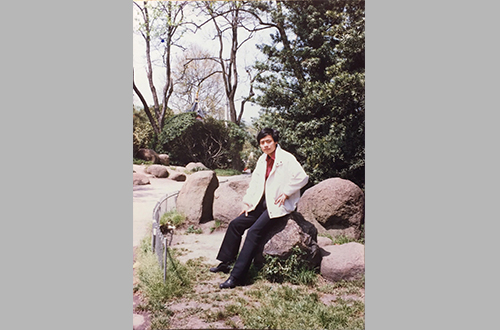 1985年，王逸平大学时期拍摄于上海复兴公园