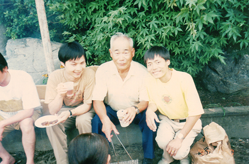 1997年，在日本九州大学交流访问的王逸平和博士后宣利江参加与日本居民的交流活动