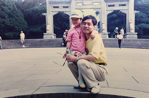 2000年，王逸平（右）与女儿王禹辰在南京中山陵