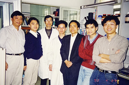 2002年王逸平（右三）课题组在实验室合影