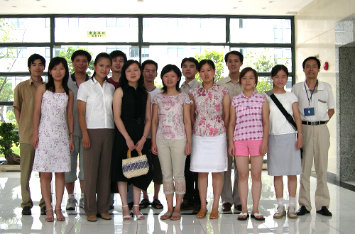 2004年7月23日，熊涛毕业答辩与王逸平（右一）课题组合影