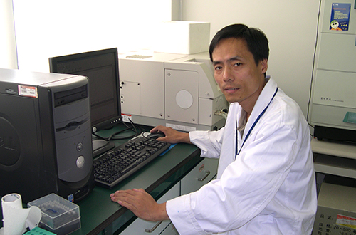 2005年9月15日，中国科学院上海药物研究所王逸平研究员在实验室