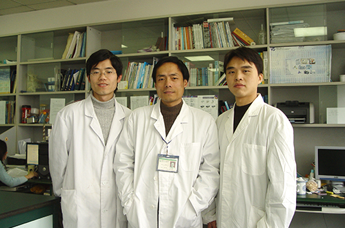 2005年12月30日，王逸平研究员（中）与他的学生们在实验室合影