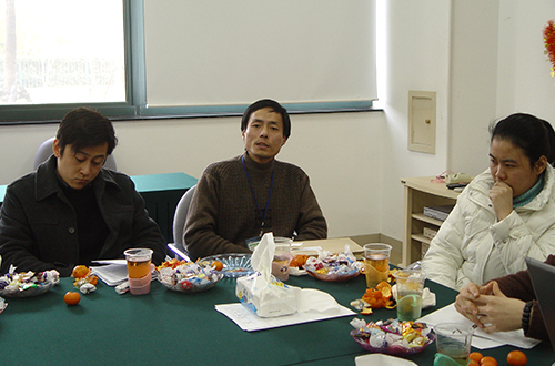 2006年1月23日，王逸平研究员（中）在2006年党务工作者迎新座谈会上