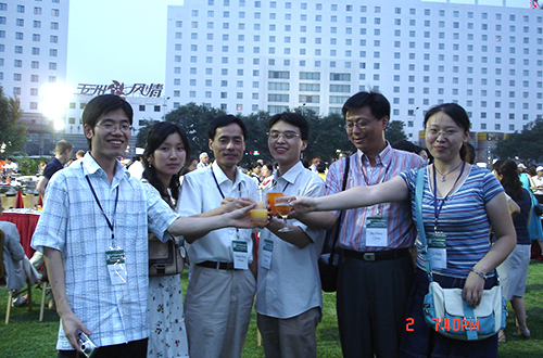 2006年7月2日北京，世界药理学会议（IUPHAR）期间王逸平研究员（左三）与课题组成员合影