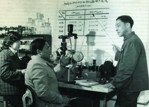 80年代时期，胥彬（中）与凌义和（右）、俞伟娟（左）讨论抗肿瘤药物作用原理研究