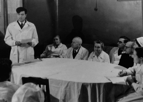 1954年，胥彬（左一）为前苏联列宁格勒（即圣彼德堡）第一医学院内科学系介绍中国医药学近况
