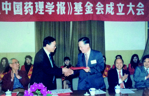 1984年，香港保健协会主席周文轩（右）为胥彬（左）颁发基金会理事长聘书