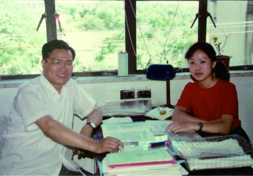 1987年，胥彬（左）与研究生吴虹（右）讨论工作